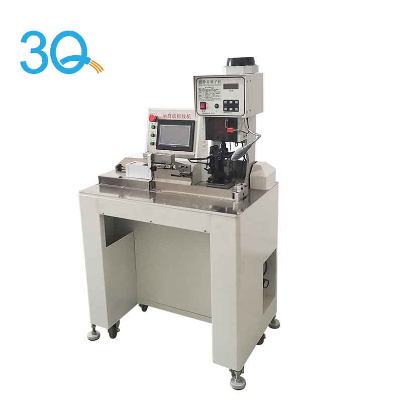 Machine automatique de dénudage et de sertissage de bornes multicœurs